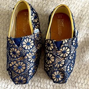Lace toddler Toms